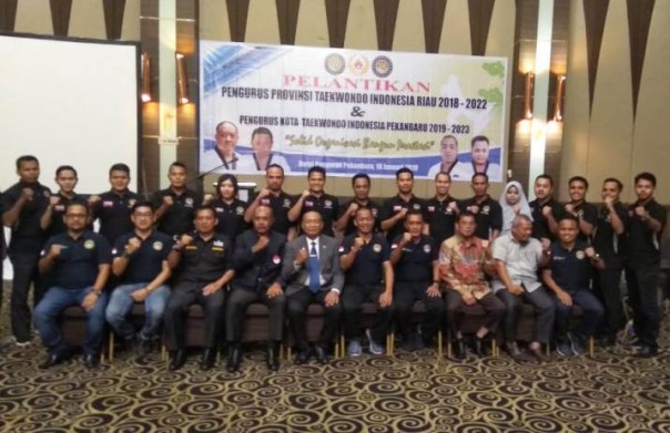 Jajaran pengurus Pengcab TI Pekanbaru periode 2019-2023 usai dilantik di Hotel Pangeran Pekanbaru (foto: barkah/riau1.com)