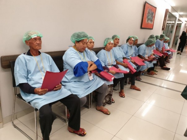 Sejumlah pasien mengantri untuk menjalani operasi katarak gratis yang digelar IKPTB di RS Awal Bros A Yani Pekanbaru