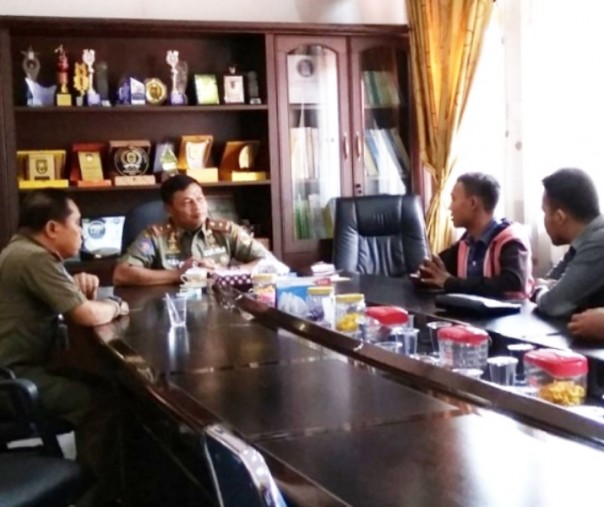 Pertemuan Kasatpol PP Pekanbaru Agus Pramono dengan Ketua OPSI Riau didampingi pihak LBH, Rabu (16/1/2019). Foto: Surya/Riau1.