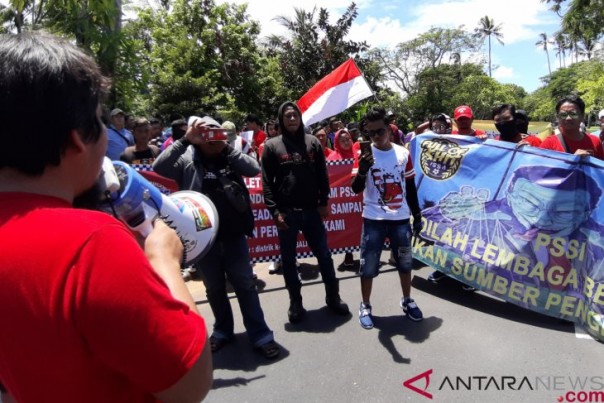 Puluhan suporter berunjukrasa di luar arena Kongres PSSI di Bali, Minggu. 
