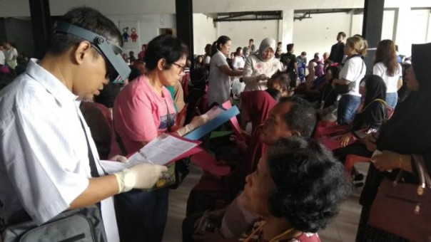Pengecekan terakhir para pasien operasi katarak gratis yang ditaja IKPTB bersama DJP di Pemuda City Walk Pekanbaru (foto: barkah/riau1.com)