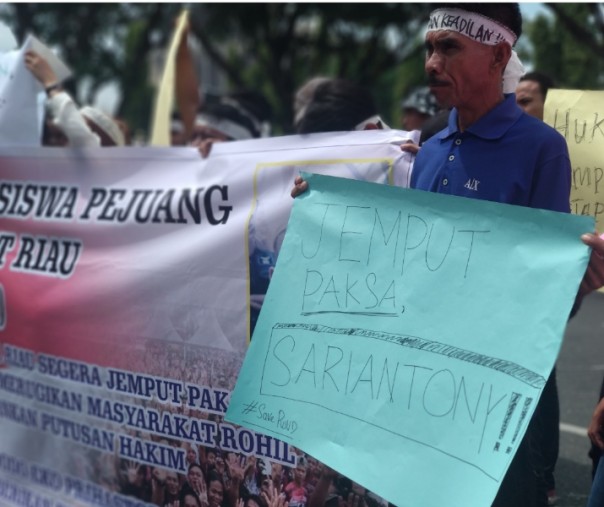 Aksi massa beberapa waktu lalu, yang meminta Polda Riau tuntaskan sengkarut kasus antara koperasi dan Sariantoni (Dok:Riau1.com)