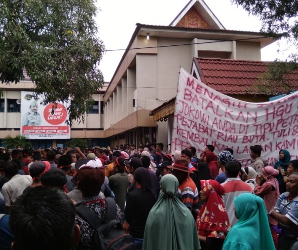 Warga Kota Aman, Kecamatan Tapung Hilir, Kabupaten Kampar saat berunjuk rasa di Kantor Wilayah BPN Riau, Senin (21/1/2019). Foto: Surya/Riau1.