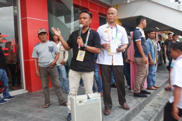 Ketua Panitia Proliga 2019 seri Pekanbaru, Anis Murzil saat menjumpai para penonton yang kehabisan tiket di Gelanggang Remaja Pekanbaru