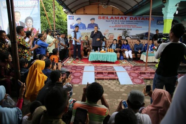 Presiden RI ke-6, Susilo Bambang Yudhoyono saat mengunjungi masyarakat Kabupaten Batubara, Sumut