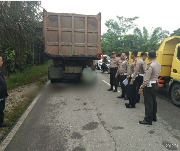 Truk yang ditabrak almarhum dari belakang.