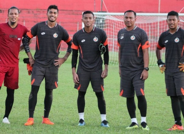 Jandia Eka Putra (paling kiri) bersama sejumlah pemain Semen Padang FC di GHAS, Padang