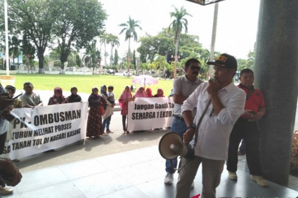 Koordinator pengunjuk rasa, Hamardian desak Gubernur Sumatera Barat agar membayar ganti rugi lahan terkena jalan tol dengan harga yang layak, Rabu. 