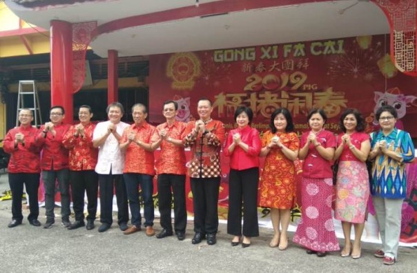 Ketua PSMTI Riau, Peng Suyoto bersama jajaran Panitia Imlek Bersama 2019 di Kampung Tionghoa Melayu Pekanbaru (foto: barkah/riau1.com)