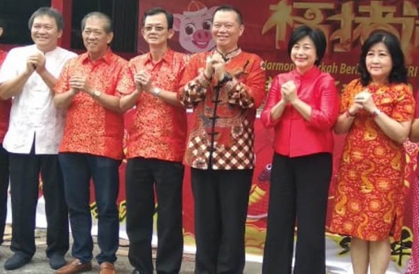 Ketua PSMTI Riau, Peng Suyoto (tiga dari kanan)