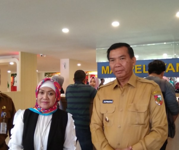 Deputi Pelayanan Publik Kemenpan RB Diah Natalisa bersama Wali Kota Pekanbaru Firdaus di Mal Pelayanan Publik. Foto: Surya/Riau1.
