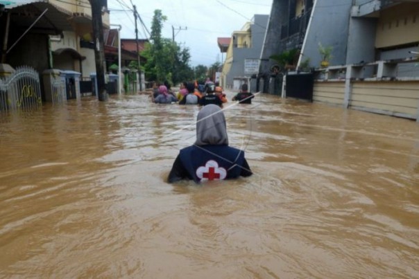 Banjir merendam rumah warga di Makassar, Sulawesi Selatan. 