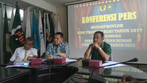 Ketua Koni Riau, Emrizal Pakis (paling kanan) bersama ketua dan sekretaris panitia Musorprovlub KONI Riau (foto: barkah/riau1.com)