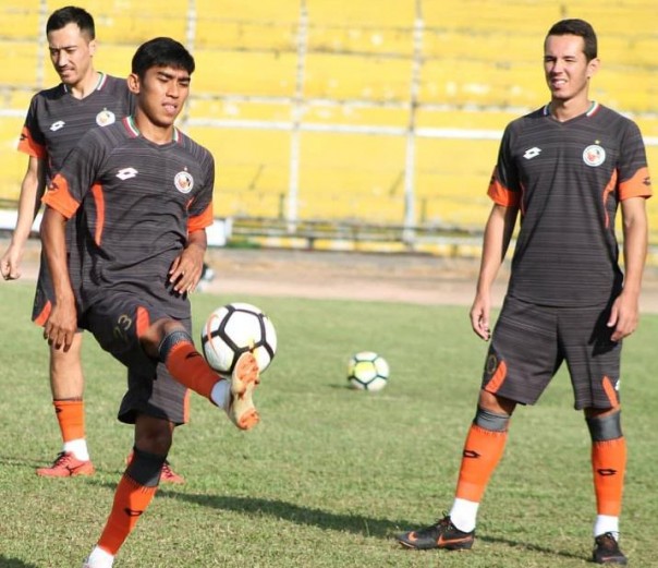 Firman Septian bersama dua pemain asing Semen Padang FC saat latihan di GHAS, Padang