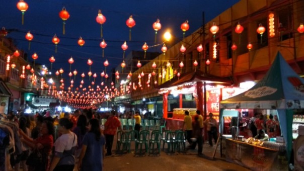 Suasana bazar imlek di Kampung Tionghoa Melayu Pekanbaru (foto: barkah/riau1.com)