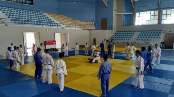 Latihan atlet judo Riau di venue beladiri Komplek Rumbai Sport Center