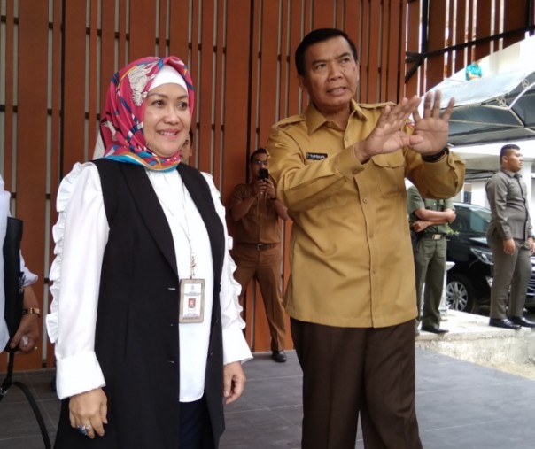 Wali Kota Pekanbaru Firdaus bersama Deputi Pelayanan Publik Kemenpan RB Diah Natalisa di halaman Mal Pelayanan Publik. Foto: Surya/Riau1.
