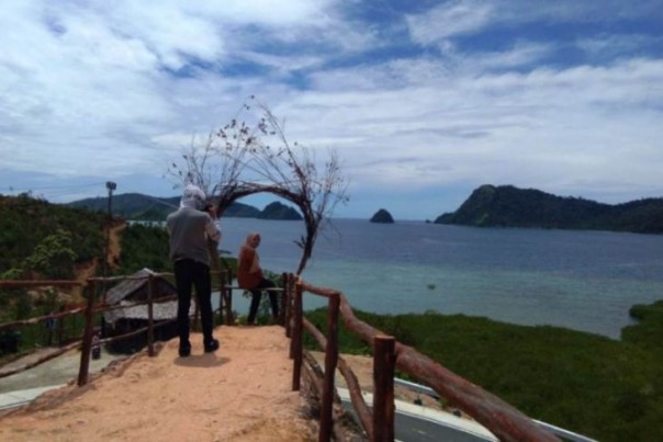 Tempat Selfie cantik di lokasi wisata Mandeh, Sumbar. 