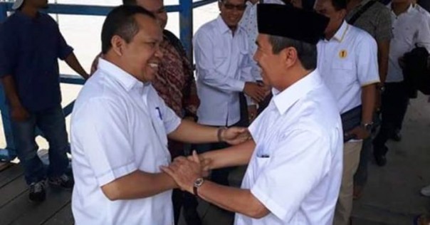 Gubrnur Riau terpilih, Syamsuar berjabat tangan dengan Bupati Kepulauan Meranti, Irwan Nasir