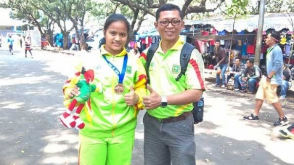 Pelatih atletik PPLP Riau, Hasnor bersama salah seorang atlet atletik Riau berprestasi