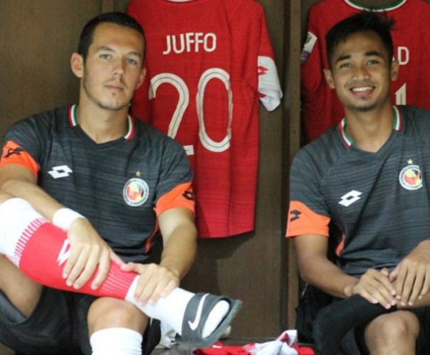 Nildo Victor Juffo bersama pemain Semen Padang FC di bilik ganti