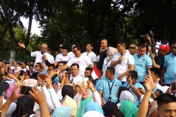 Prabowo Subianto bersama Relawan Roemah Djoeang, Sabtu. 