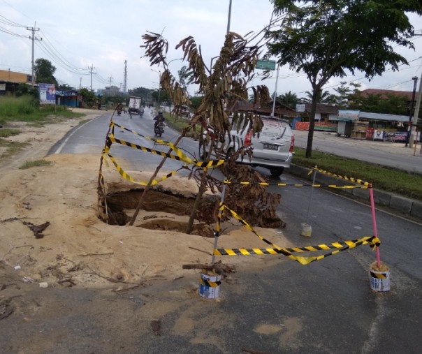 Lubang besar di Jalan Soekarno-Hatta, tak jauh dari simpang Kubang. Saat ini, jalan ini dalam proses perbaikan.