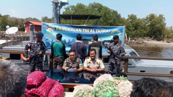 Ini bawang merah ilegal yang ditangkap TNI AL Dumai. 