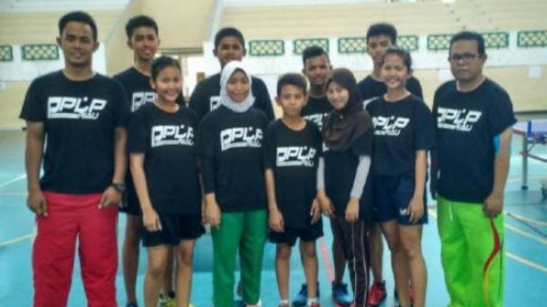 Pelatih tenis meja PPLP Riau, Ruslan Slamet bersama para atlet tenis meja PPLP Riau
