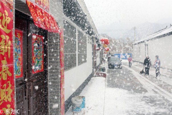 Hari ke dua perayaan Imlek, Beijing diselimuti hujan salju. 