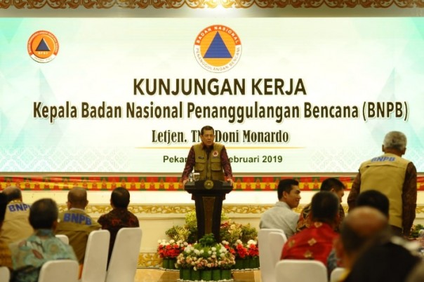 Kepala BNPB RI, Letjen TNI Doni Monardo saat berkunjung ke Riau, Kamis 7 Februari 2019 malam