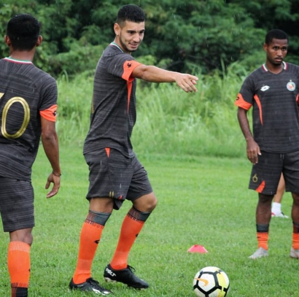 Tristan Koskor saat mengikuti latihan bersama para pemain Semen Padang FC