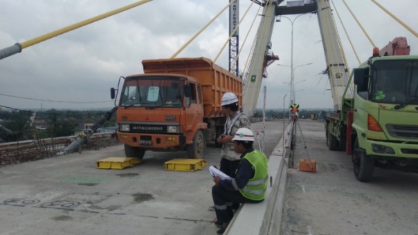 Uji beban Jembatan Siak IV beberapa waktu lalu (foto: barkah/riau1.com)