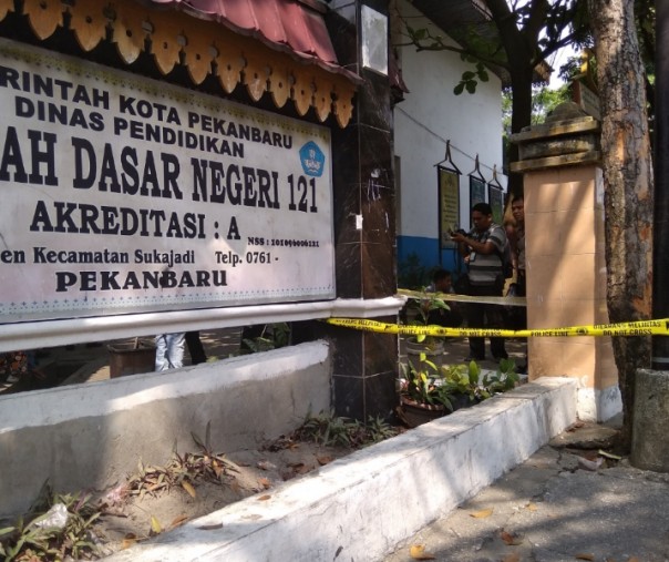 Pagar tembok SDN 121 Pekanbaru diberi garis polisi. Sebagaian tembok roboh dan menimpa murid yang sedang bermain. Foto: Surya/Riau1.