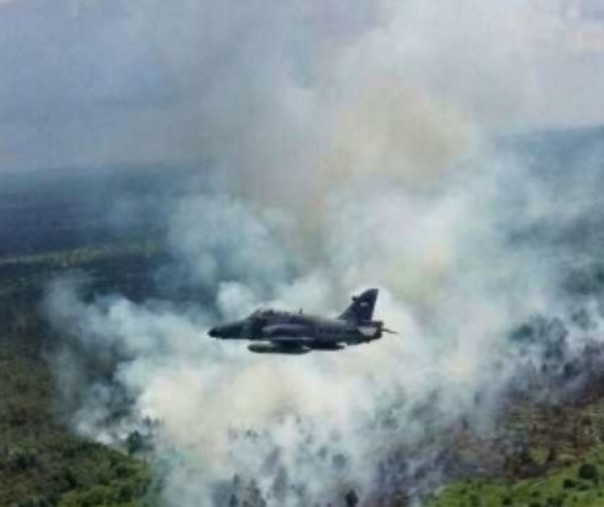 Tampak pesawat tempur melintas di atas kawasan lahan yang terbakar di Riau, beberapa tahun lalu (Foto dokumen)
