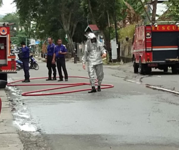 Petugas Damkar kenakan pakaian khusus saat mengevakuasi sarang tawon di persimpangan Jalan Tanjung Datuk Pekanbaru