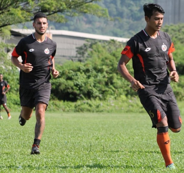 Mario Barcia (kiri) saat berlatih bersama skuad Semen Padang FC