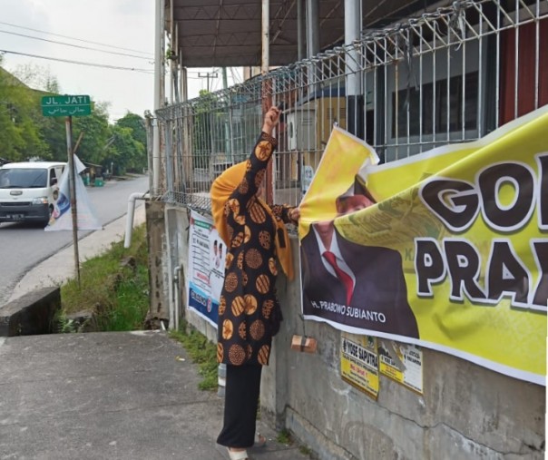 Penertiban spanduk "Golkar Prabowo" di persimpangan Jalan Jati, tepatnya di sebelah Hotel Mutiara Merdeka Pekanbaru pada 7 Februari 2019. Foto: Bawaslu Pekanbaru.