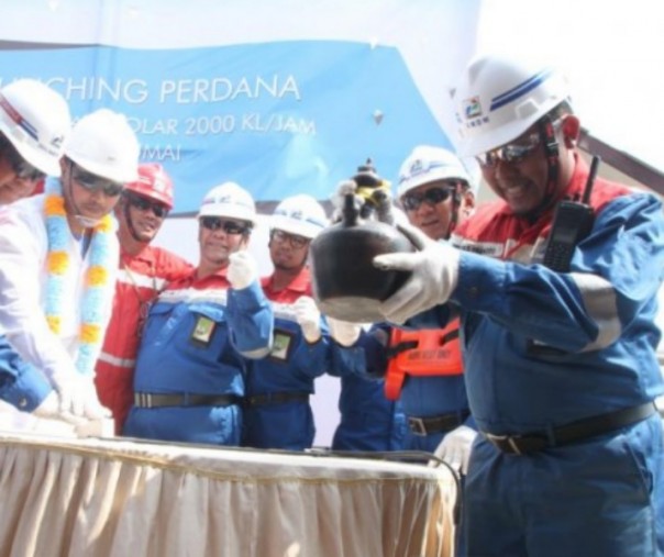 General Manager Pertamina RU II Dumai Nandang Kurnaedi memimpin langsung peluncuran pemangkasan jalur distribusi tangki ke dermaga. Foto: Pertamina.