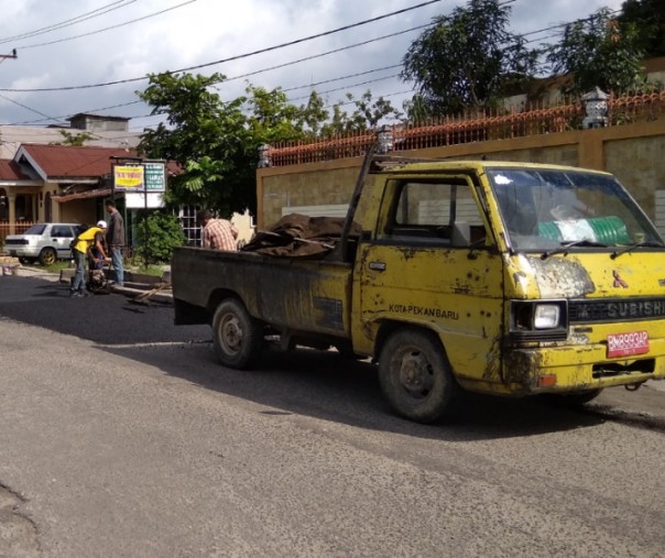 Penambalan jalan oleh Dinas PUPR Pekanbaru di salah satu jalan, beberapa hari lalu. Foto: Surya/Riau1.