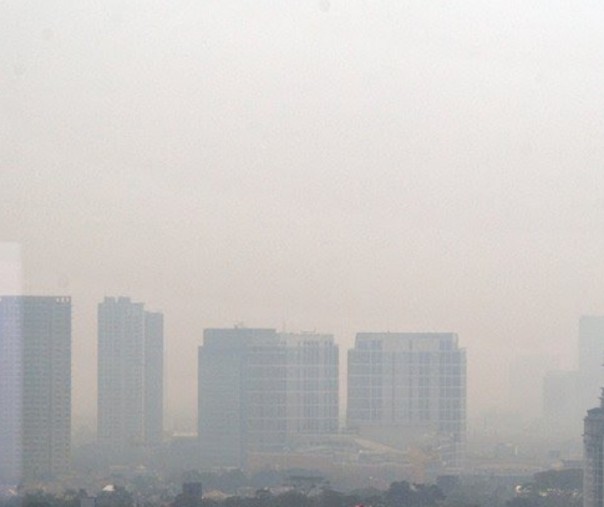 Suasana gedung bertingkat terlihat samar oleh selimut kabut dan asap polusi di Jakarta Selatan. Foto: Antara.