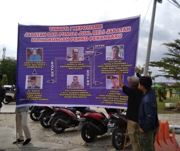 Salah satu spanduk yang dibawa para pedemo dari Aliansi Mahasiswa Pancasila Peduli Pekanbaru di depan rumah dinas wali kota Pekanbaru, Kamis (14/2/2019). Foto: Surya/Riau1.