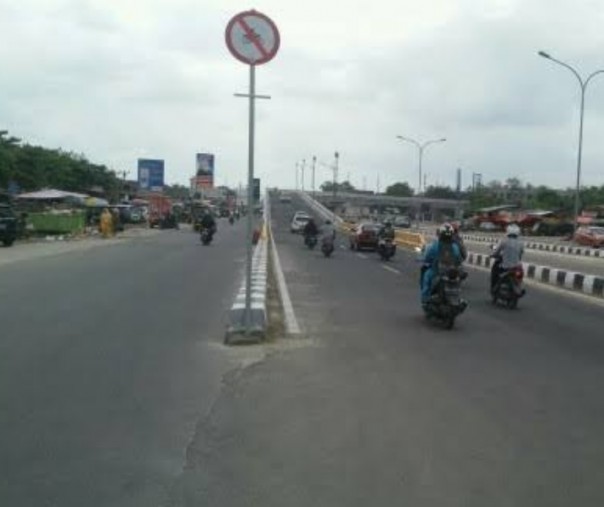 Situasi jalanan menuju Flyover Pasar Pagi Arengka (Jalan Soekarno Hatta-HR Soebrantas). Foto: Riau1.com.