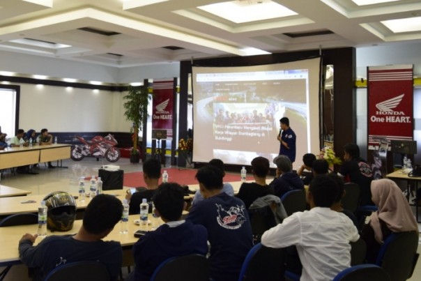 Puluhan bikers dari berbagai komunitas sepeda motor Honda ikuti Workshop Digital dan Jurnalistik yang digelar di dealer Capella Honda Riau (foto: barkah/riau1.com)