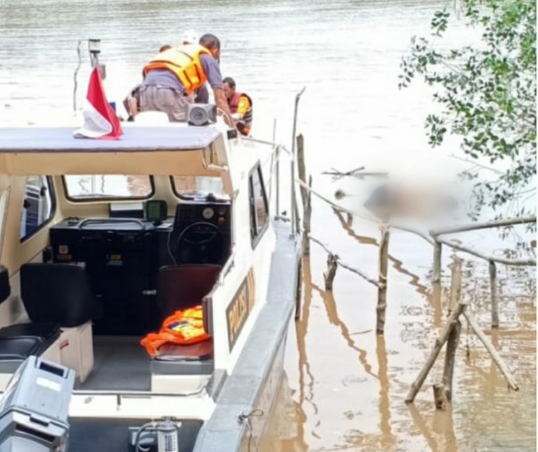 Tampak petugas sedang mengevakuasi mayat tanpa identitas yang ditemuman di Sungai Siak, dekat PLTU Tenayan Raya Pekanbaru