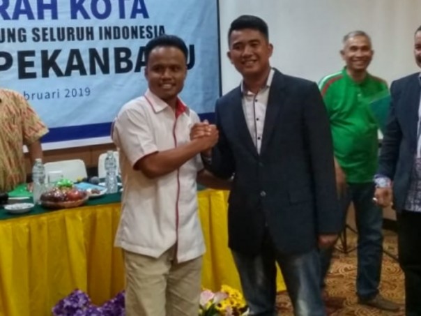 Ketua Pengcab PODSI Kota Pekanbaru terpilih, Agus Triyono bersama Ketua KONI Pekanbaru, Anis Murzil usai Muskot di Hotel Angkasa Garden Pekanbaru (foto: barkah/riau1.com)