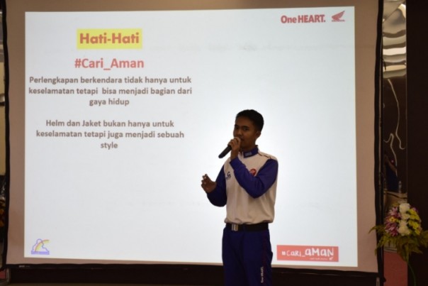 Instruktur Safety Riding Capella Honda Riau, Arif Rahman Hakim saat paparkan tentang keselamatan berkendara kepada puluhan bikers dalam kegiatan Workshop Digital dan Jurnalistik di dealer Capella Honda Riau