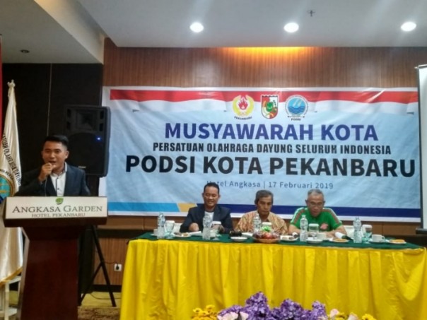 Ketua Pengcab PODSI Kota Pekanbaru terpilih, Agus Triono (di mimbar) usai terpilih secara aklamasi pada Musorkot PODSI Kota Pekanbaru di Hotel Angkasa Garden Pekanbaru