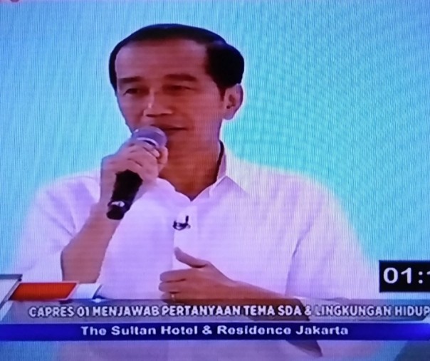 Calon Presiden 01, Joko Widodo, dalam sesi debat kedua di Hotel Sultan, Jakarta, Minggu (17/2/2019) malam. Foto: Surya/Riau1.