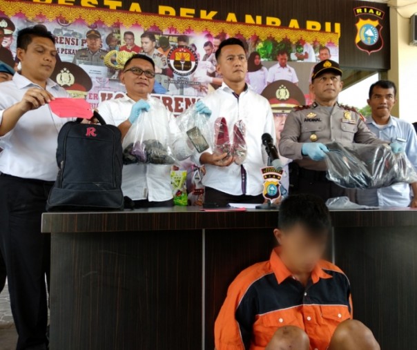 AKP Noah dan Kapolsek Rumbai Pesisir, didampingi Kasubag Humas Polresta Pekanbaru menggelar jumpa pers terkait penangkapan pelaku pembunuhan terhadap Ayu, di Okura (Foto: Riau1)